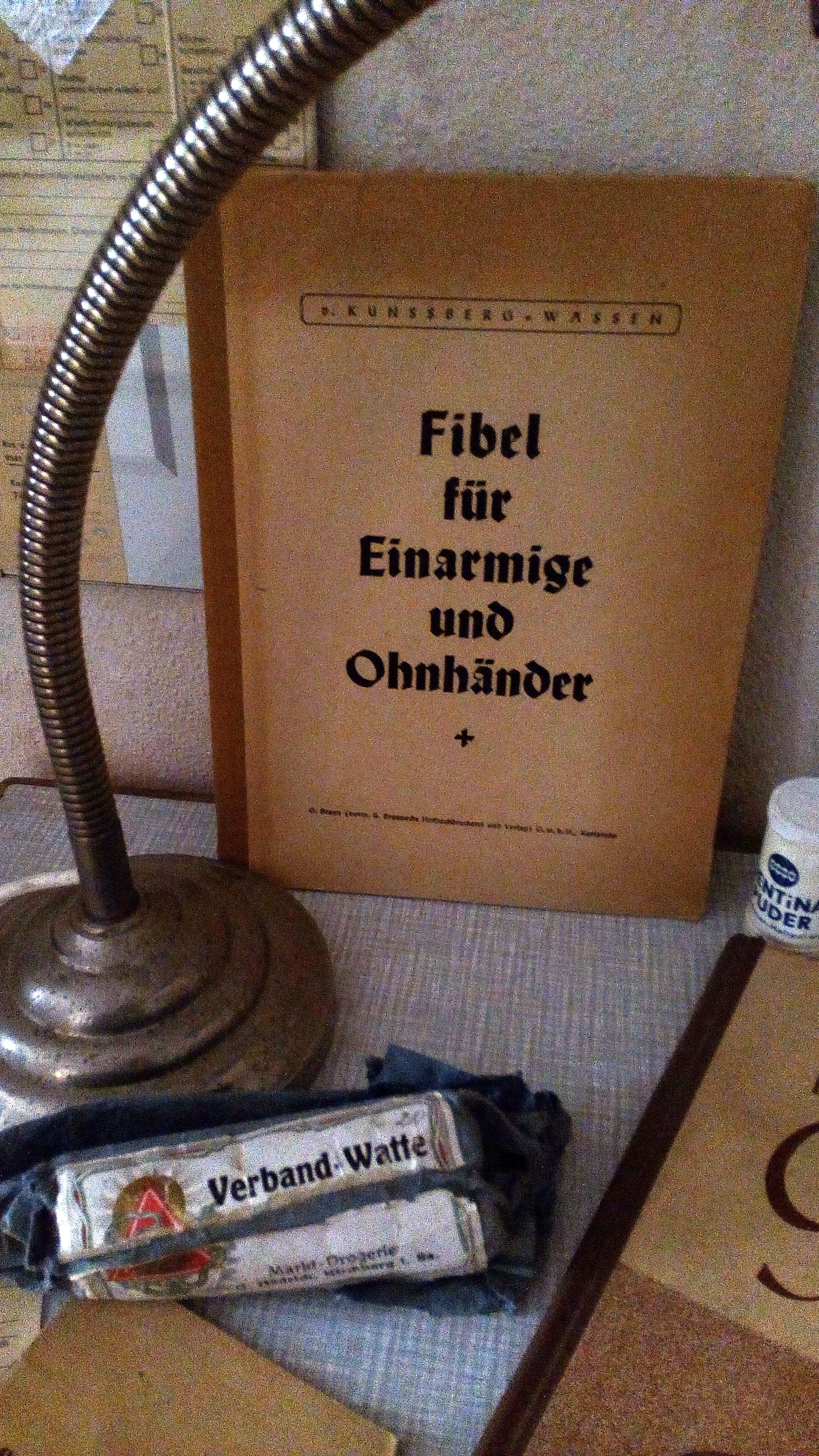 Fibel für Einarmige und Ohnhänder im DDR Museum